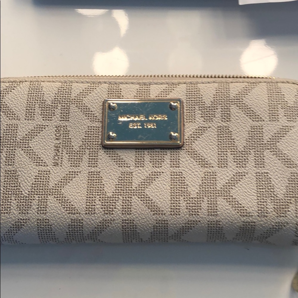 Used Micheal Kors White Wallet